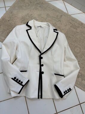 White House black market 12